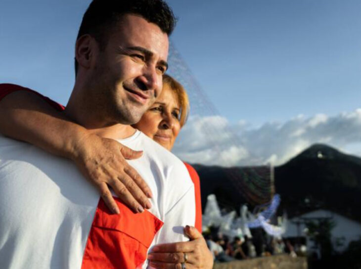 Jonathan y su mamá posando para un foto