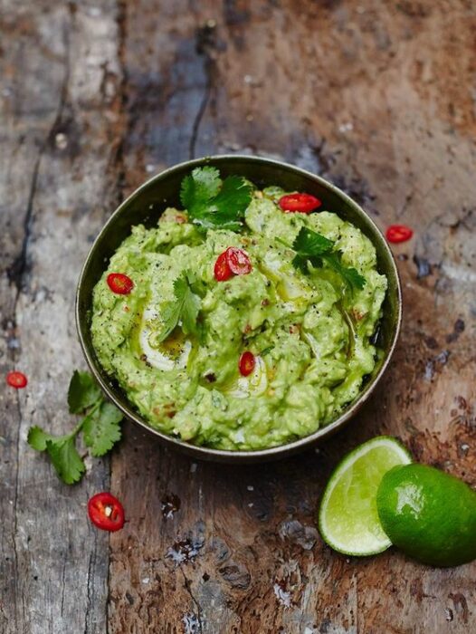 guacamole con tomate y lomón; 15 Deliciosas y sencillas botanas para disfrutar del Super Bowl