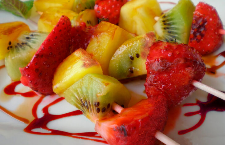 Banderillas de fruta con chamoy; 15 Deliciosas y sencillas botanas para disfrutar del Super Bowl