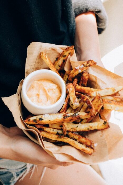 papas fritas con aderezo de chiplote; 15 Deliciosas y sencillas botanas para disfrutar del Super Bowl