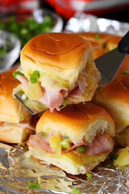 Minisandwiches hawaianos con jamón y queso; 15 Deliciosas y sencillas botanas para disfrutar del Super Bowl