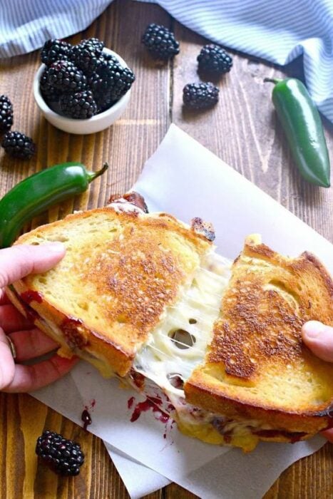 sandwich de queso con tocino; 15 Deliciosas y sencillas botanas para disfrutar del Super Bowl