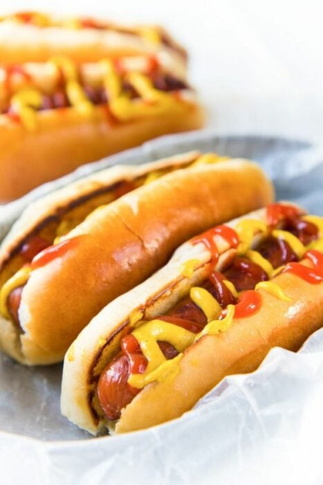 hot dogs con catsup y mostaza; 15 Deliciosas y sencillas botanas para disfrutar del Super Bowl