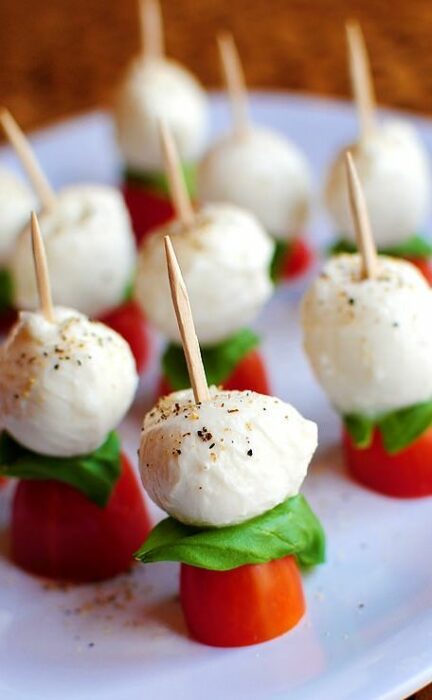 palitos de jitomate con queso mozarella; 15 Deliciosas y sencillas botanas para disfrutar del Super Bowl