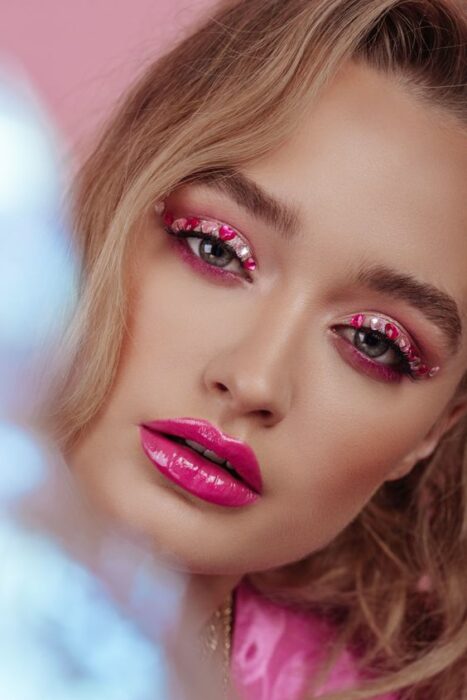 maquillaje en colores rosa fucsia con delineado de corazones