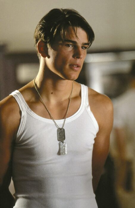 Josh Hartnett llevando camisa de tirantes