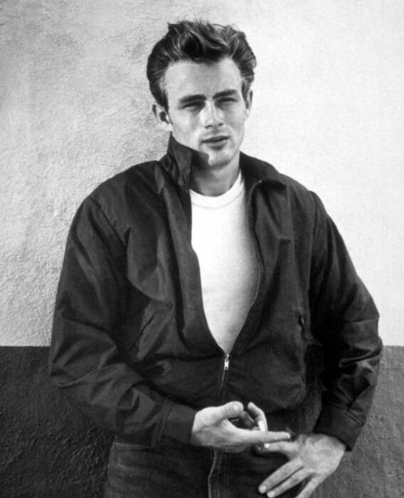 James Dean leyendo unas notas