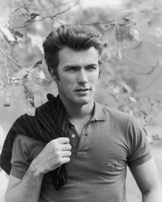 Clint Eastwood posando para una fotografía recargado en una pared