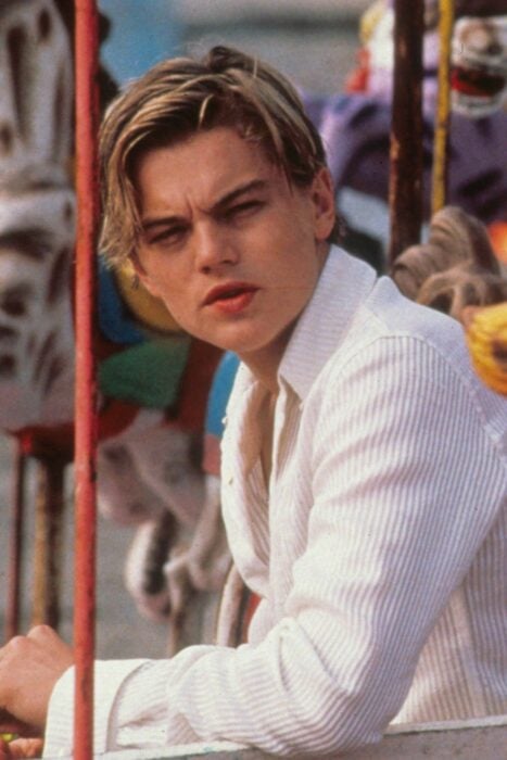 Leonardo DiCaprio sentado en un carrusel