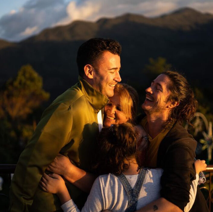 Familia de Jonathan abrazándose