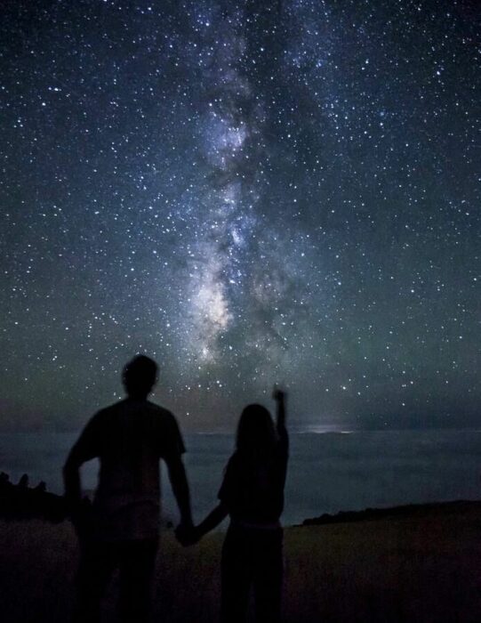 Pareja viendo estrellas fugaces