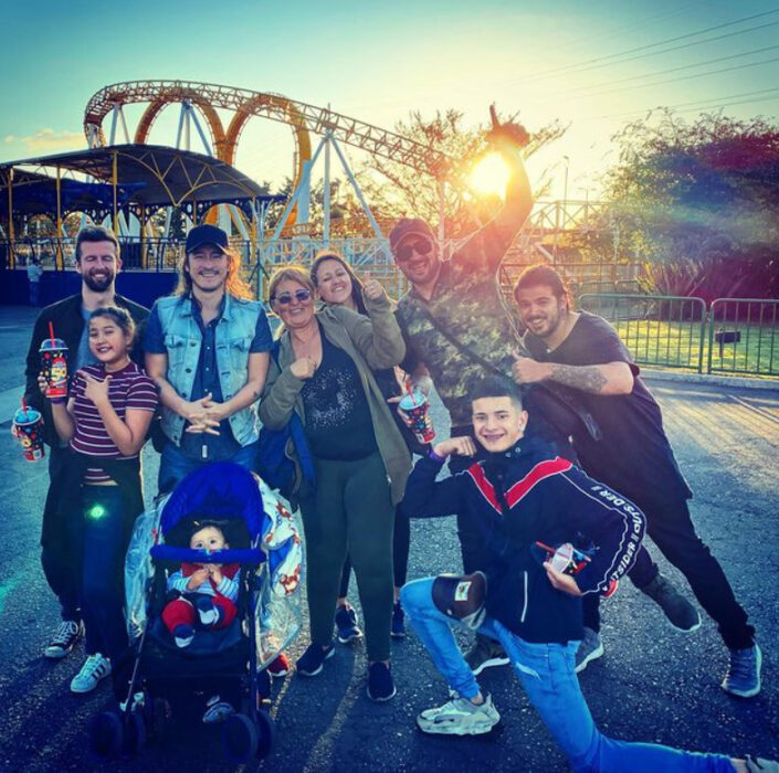 Familia Jímenez en un parque de diversiones