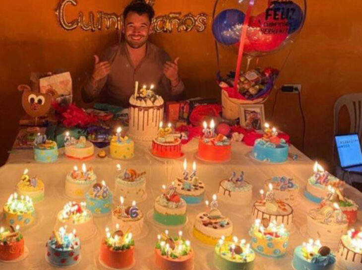 Jonathan con sus pasteles de cumpleaños