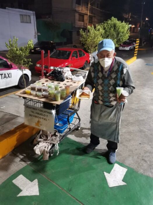 Abuelito junto a su perro vendiendo gelatinas