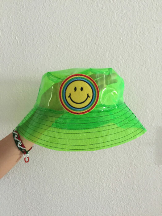 Gorro neón para el sol de plástico color verde neón con el parche de una carita feliz 