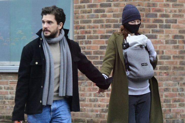 Kit Harrington y Rose Leslie paseando por las calles de Londres con su bebé