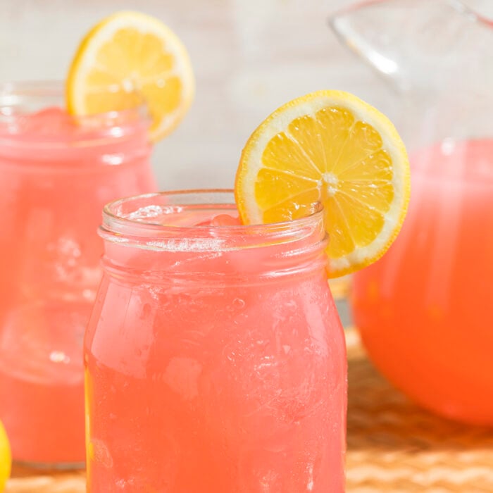 Limonada rosa en tarros de vidrio 
