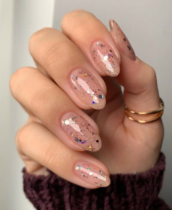 Uñas de acrílico cortas con esmalte transparente de brillitos