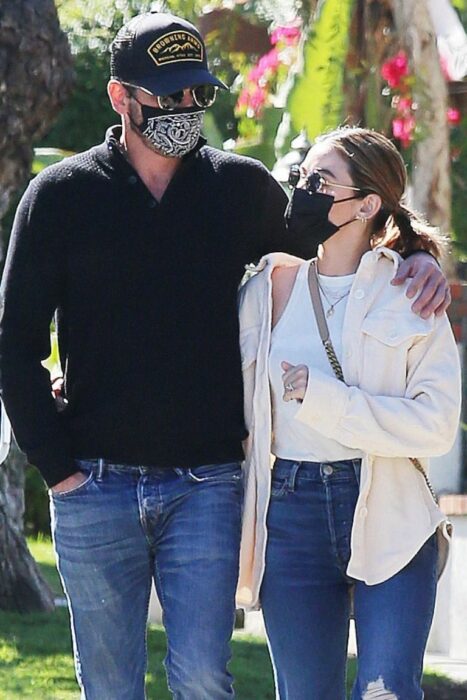 Lucy Hale y Skeet Ulrich caminando juntos mientras se abrazan