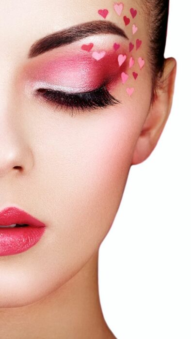 Maquillaje inspirado en San Valentín en colores rosa, rojo y blanco