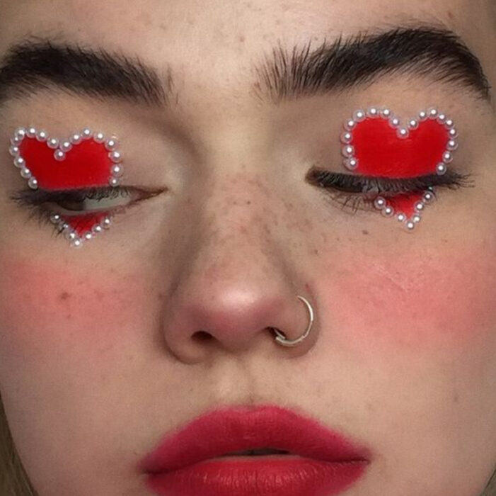 Maquillaje inspirado en San Valentín en colores rojo con aplicaciones de perlitas