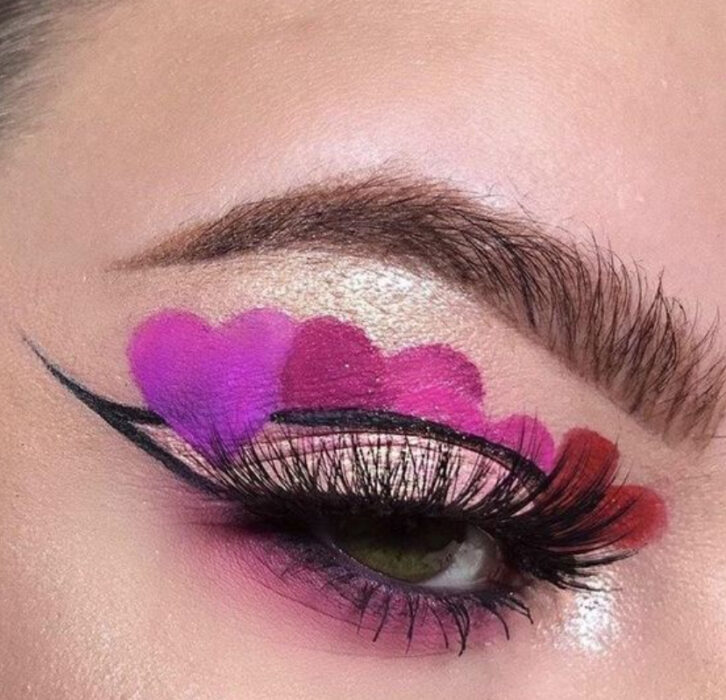 Maquillaje inspirado en San Valentín en colores negro y morados