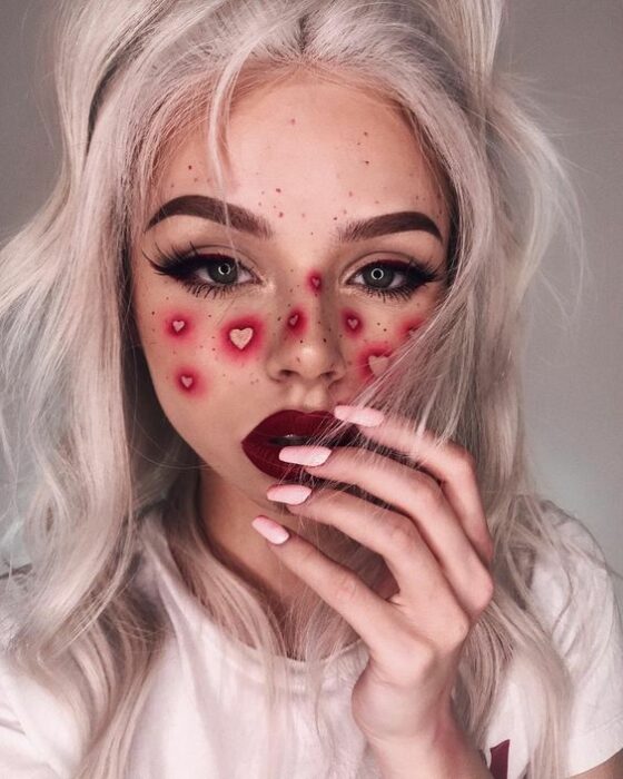 Maquillaje inspirado en San Valentín en colores guinda/rojo con siluetas de corazones