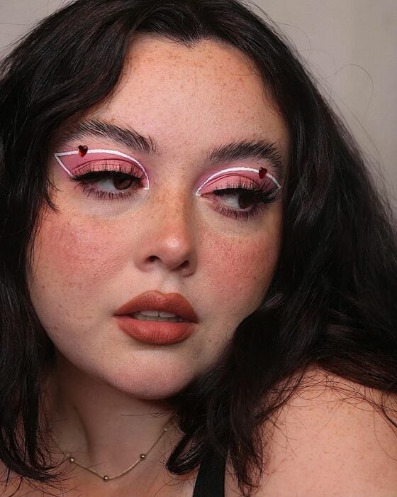 Maquillaje inspirado en San Valentín en colores rosa, blanco y rojo
