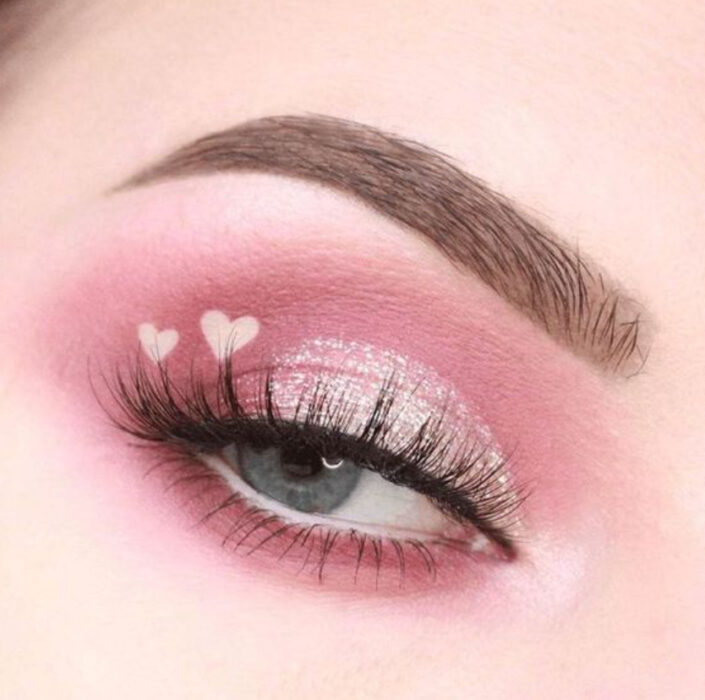 Maquillaje inspirado en San Valentín en colores rosa palo y dorado/plateado