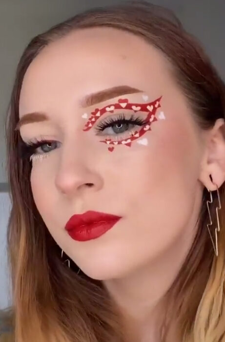 Maquillaje inspirado en San Valentín en colores rojo y blanco con figuras de corazones