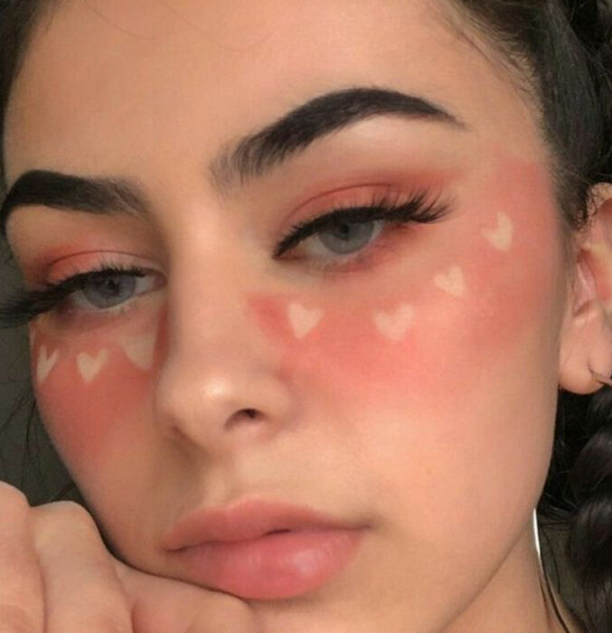 Maquillaje inspirado en San Valentín en color rosa bajo, con silueta de corazón