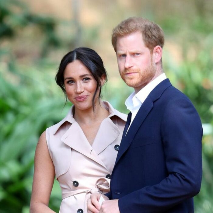 Meghan Markle y el príncipe Harry tomados de la mano