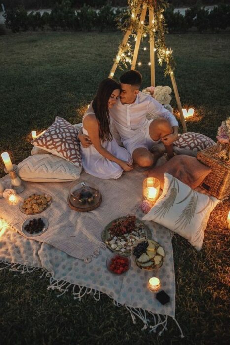 Pareja en una cita romántica de noche tipo picnic