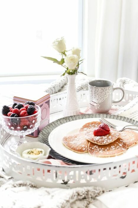 Charola para desayuno en la cama con diferentes alimentos en ella