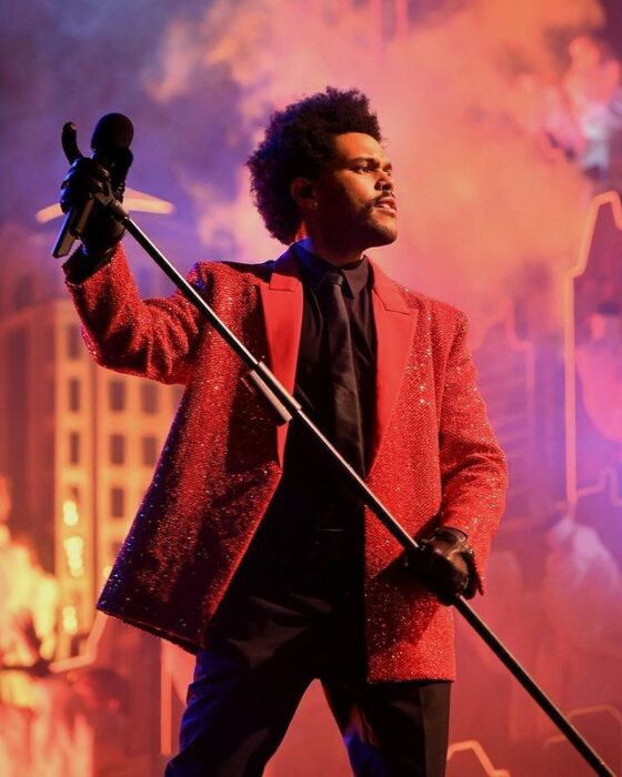 The Weeknd realizando el show de medio tiempo del Super Bowl 2021