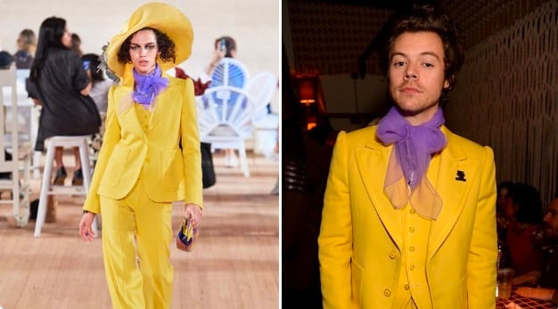 Harry Styles vistiendo un conjunto amarillo con una mascada morada