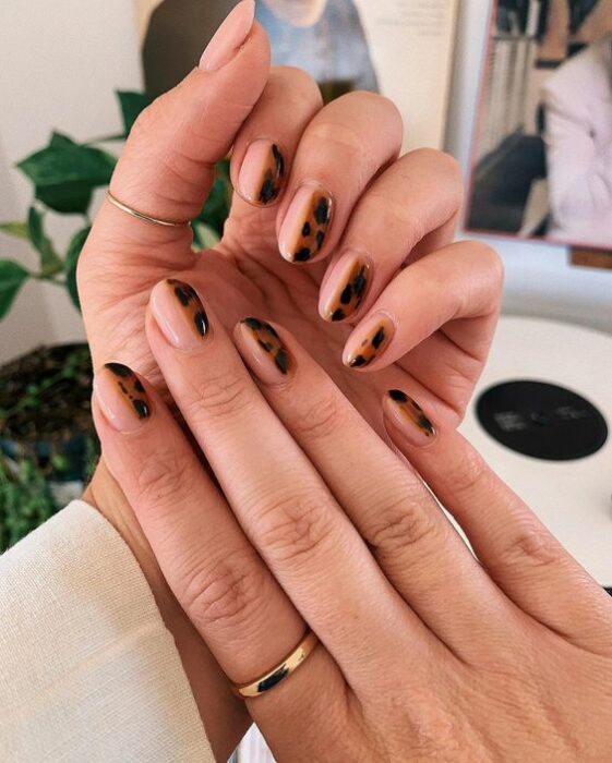 Manicura con diseño carey en una mitad y nude del otro