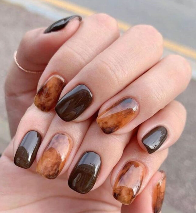 Manicura estilo carey en varios dedos con el resto en tono café