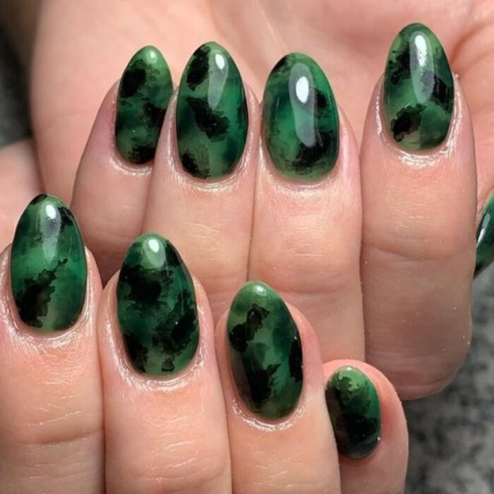 Manicura con diseño carey en color verde oscuro