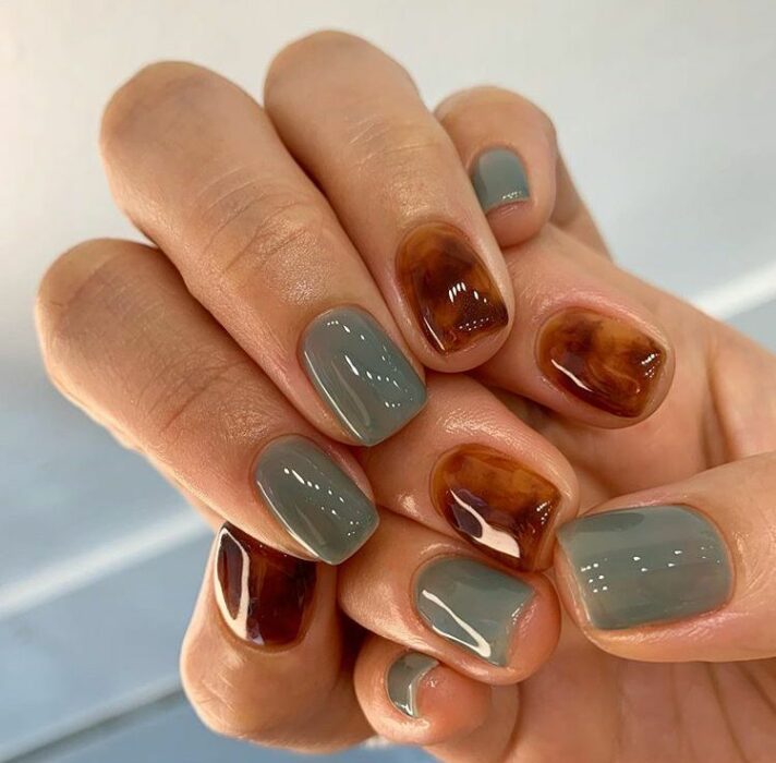 Manicura con diseño carey en varios dedos y el resto en tono aqua