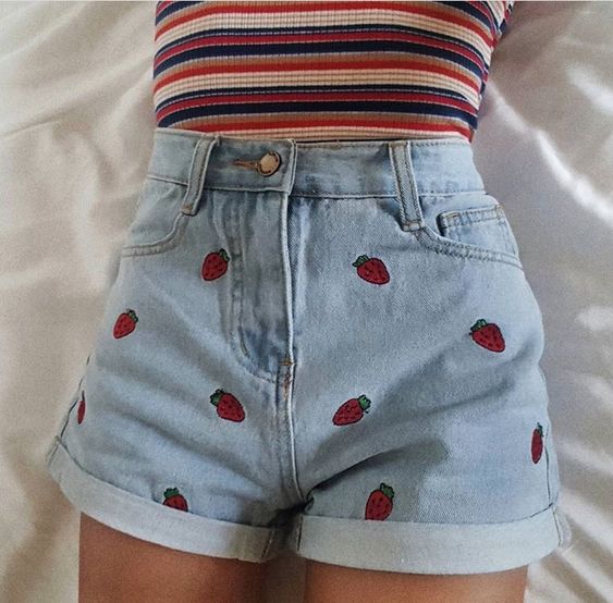 chica llevando short corto con dibujos de fresas