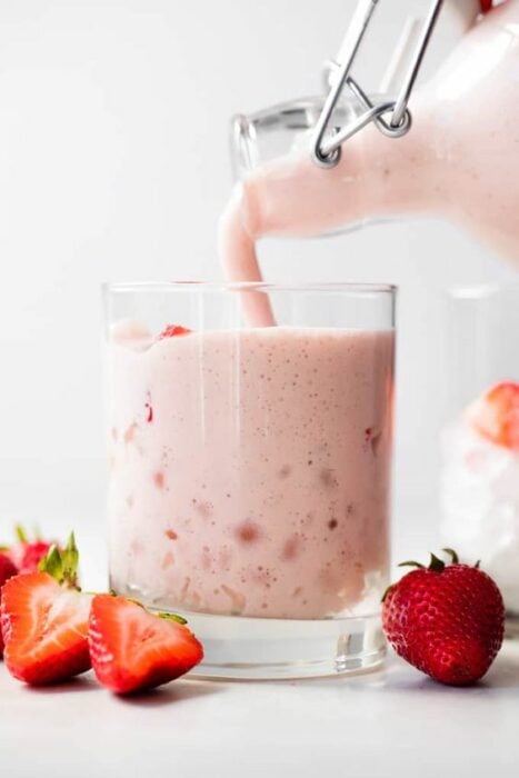 Agua de fresa de horchata; 13 Bebidas para llenar de sabor tus tardes de calor