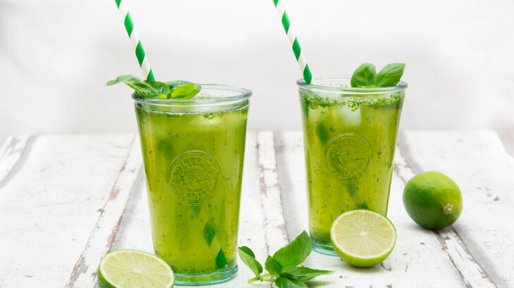 Limonada de té verde; 13 Bebidas para llenar de sabor tus tardes de calor