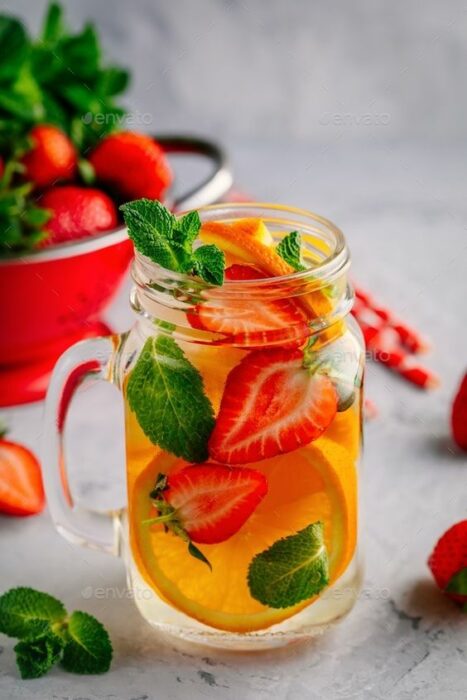 Agua de naranja con fresa; 13 Bebidas para llenar de sabor tus tardes de calor