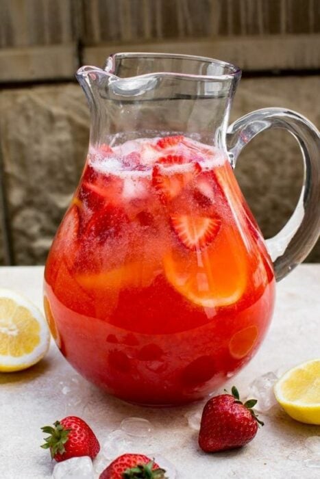 Limonada de fresa; 13 Bebidas para llenar de sabor tus tardes de calor