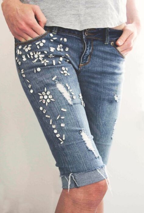 Chica llevando bermuda denim con decoraciones de piedras; ; 13 Maneras de salvar tus jeans rotos y seguir a la moda 