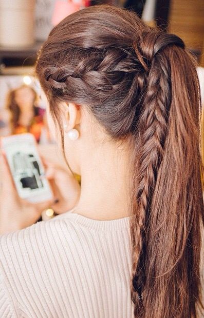 Chica con coleta alta y trenza al lado; 13 Peinados lindos para compartir en tus stories de Instagram