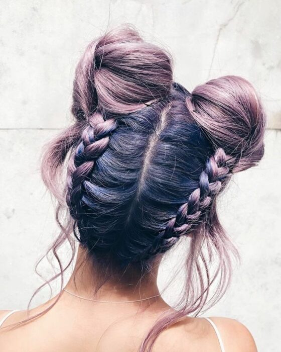 Chica con doble bun alto y trenzas; 13 Peinados lindos para compartir en tus stories de Instagram