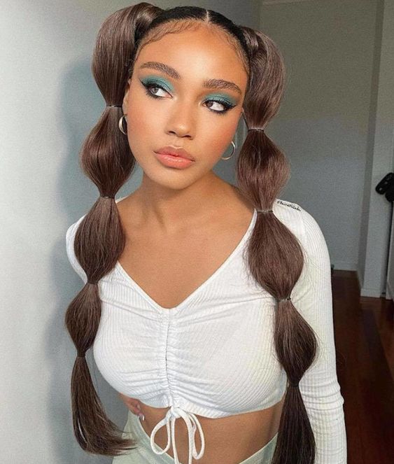 Chica con doble coleta y globos; 13 Peinados lindos para compartir en tus stories de Instagram