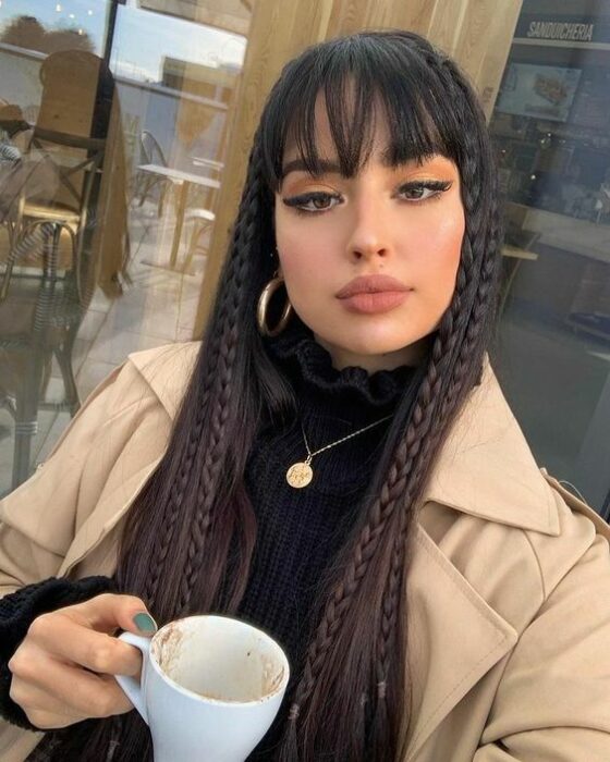 Chica con cabello lacio y trenzado al frente; 13 Peinados lindos para compartir en tus stories de Instagram